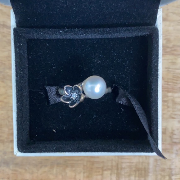 Pandora | Organic Shaped Ring with Flower and Pearl - Picture 4 of 4